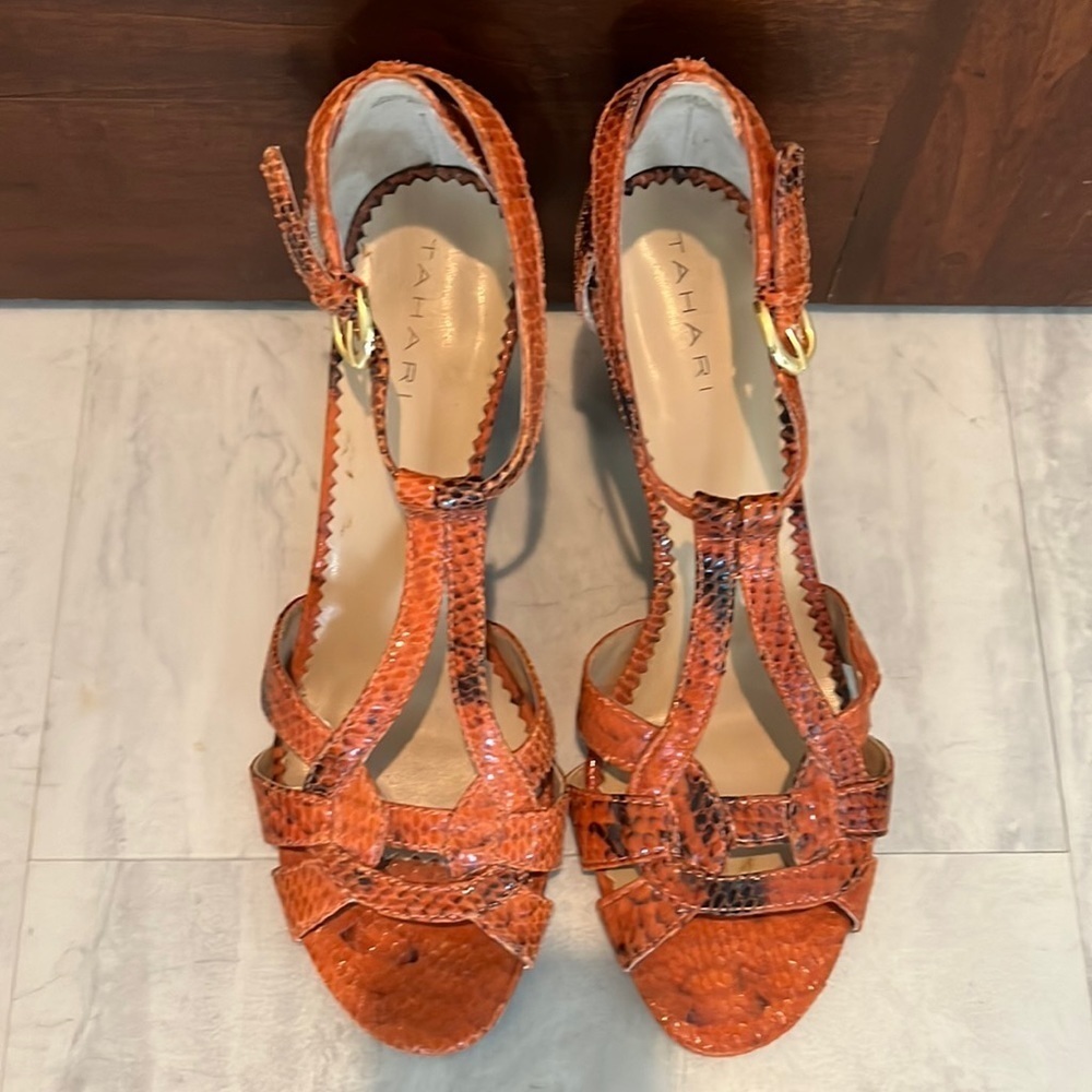 Tahari EUC Orange/brown snakeskin pattern textured Leather Heels Size 8M
